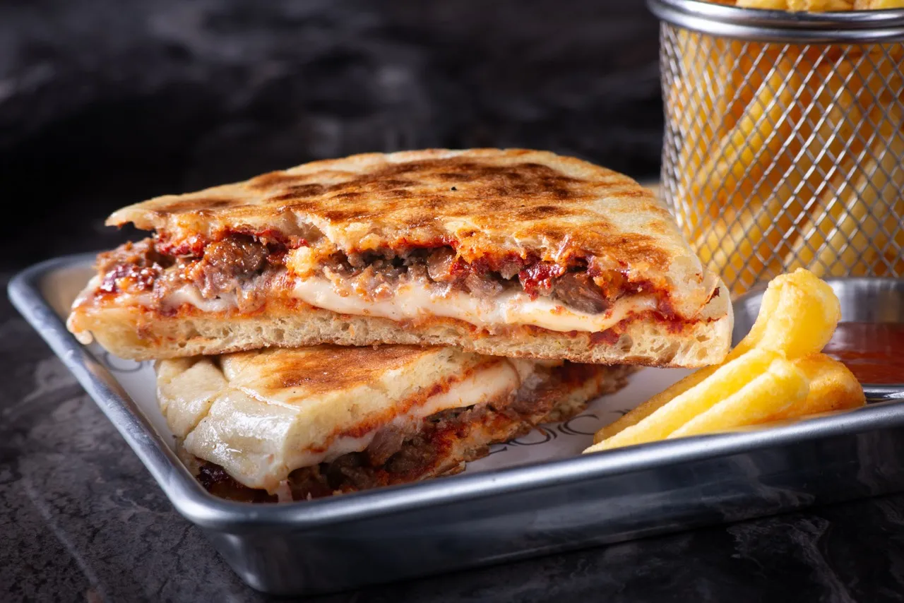 Kavurmalı Bazlama Tost